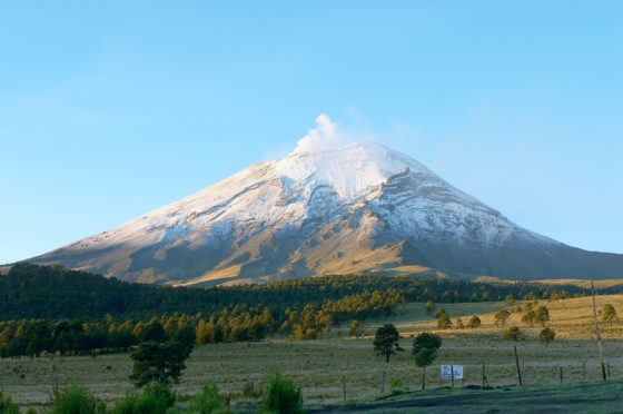 I když je vrchol sopky Popocatépetl trvale pokrytý sněhem a ledem, tato sopka je dosud aktivní a vstup na vrchol je dnes povolený už jen vědeckým expedicím.