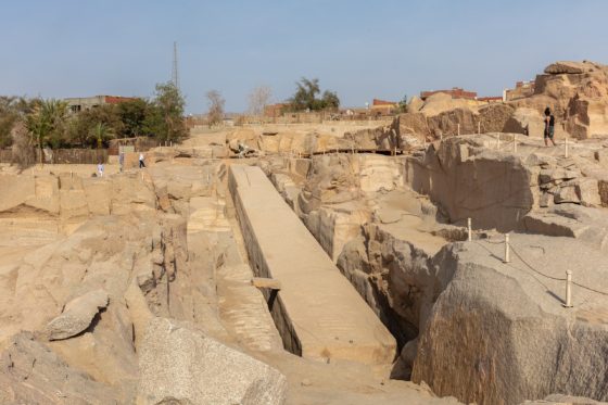 Hezkým příkladem takového postupu je tzv. "nedokončený obelisk", Aswan v Egyptě. Obelisk a přilehlý kamenolom byly zapsány na seznam světového dědictví UNESCO v roce 1979. Na fotografii je vidět technika postupného obkopávání a obřezávání velkého bloku kamene. Foto: Diego Delso, delso.photo, CC-BY-SA licence" 