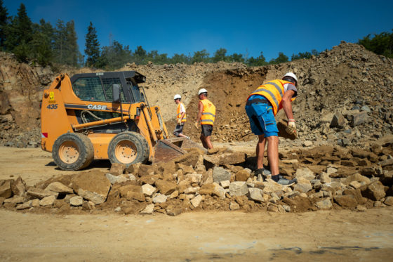 Ruční výběr kamene v plném proudu.