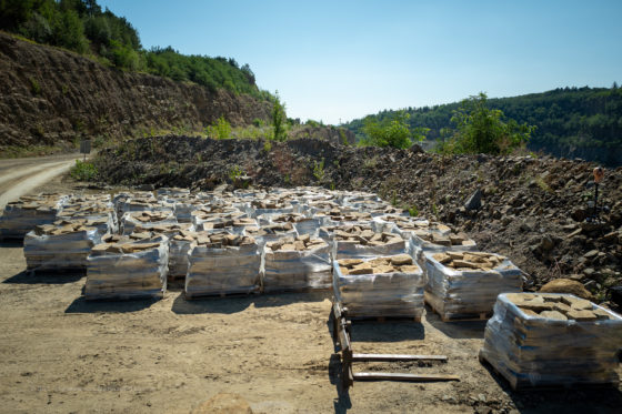 Sklad kamene přímo v kamenolomu Luleč. Tady palety "odpočívají" do doby, než je naložíme pro dopravu k zákazníkům, případně do spodního skladu na prodejně.