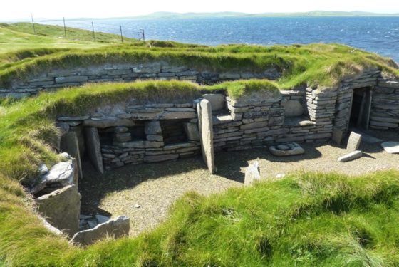 Knap of Howar, Skotsko – nejstarší známá zachovalá kamenná stavba v severní Evropě, 3700 př. n. l., Foto od Otter (Wikimedia.org)