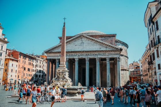 Římský Pantheon má největší dóm z nearmovaného betonu. Foto od Griffin Wooldridge